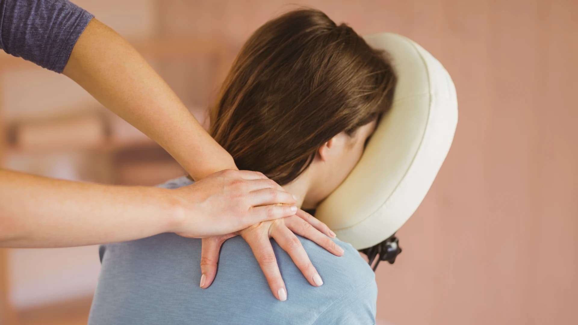 DEEP TISSUE SHOULDER & BACK MASSAGE IN NIJMEGEN (CHAIR MASSAGE) AT SKINSYMPHONY
BEAUTY SALON